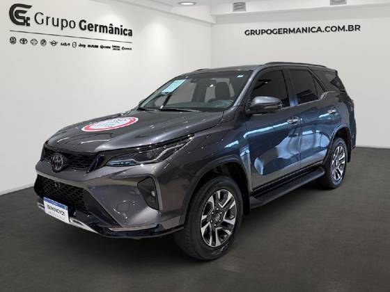 TOYOTA HILUX SW4 2.8 D-4D TURBO DIESEL SRX PLATINUM 7L 4X4 AUTOMÁTICO